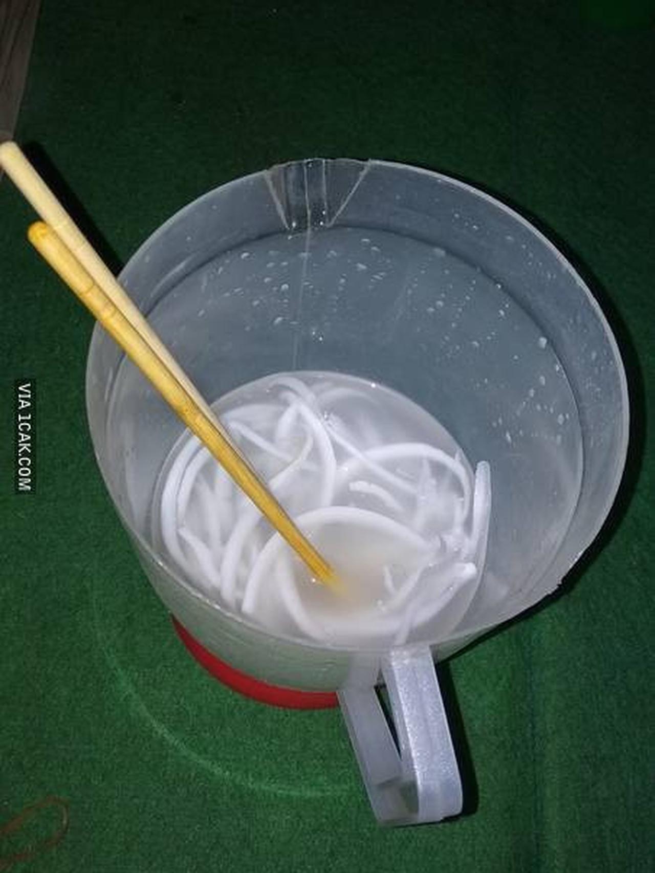 Kurang Tantangan Pake Sendok, 4 Orang Ini Coba Makan Pake Sumpit